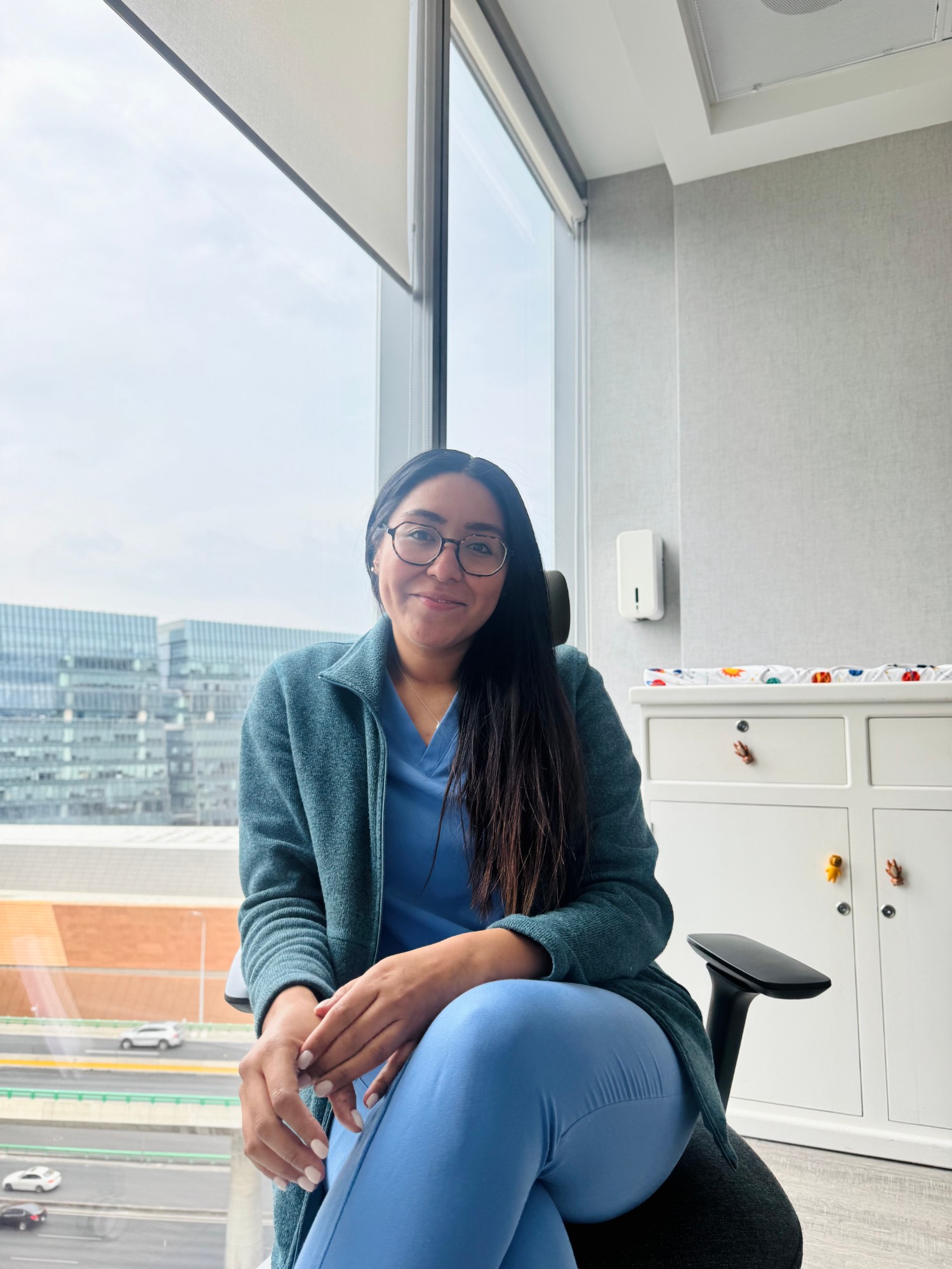 Dra. Karla Sánchez en su consultorio en Santa Fe, CDMX