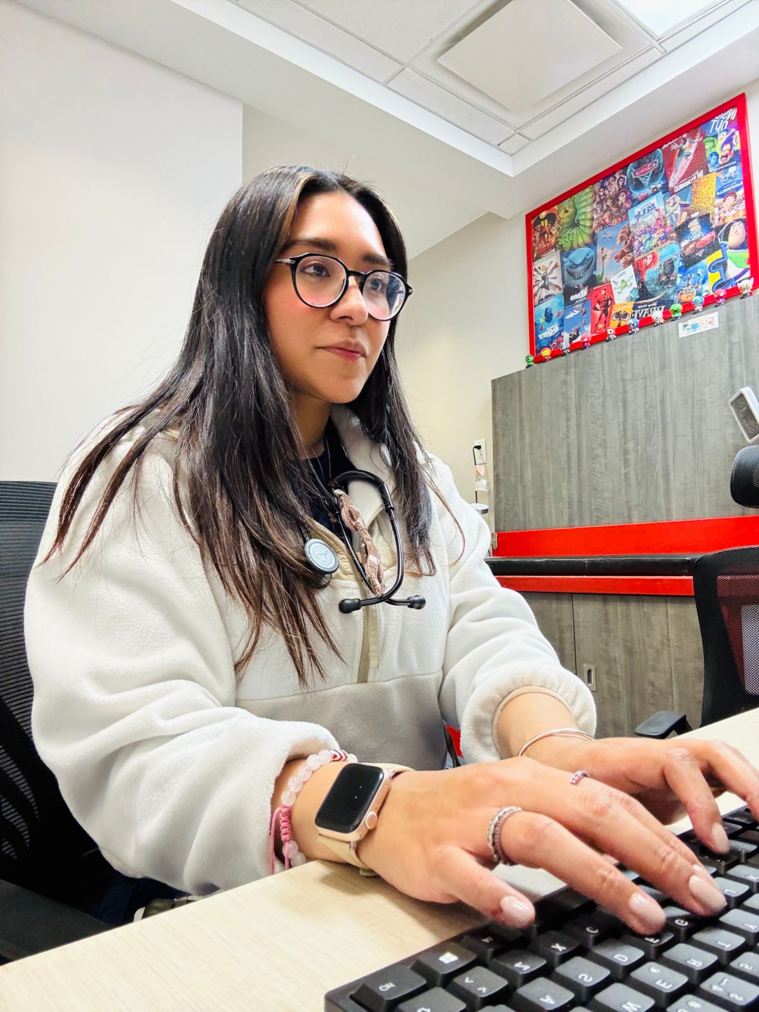 Dra. Karla Sánchez trabajando en el consultorio
