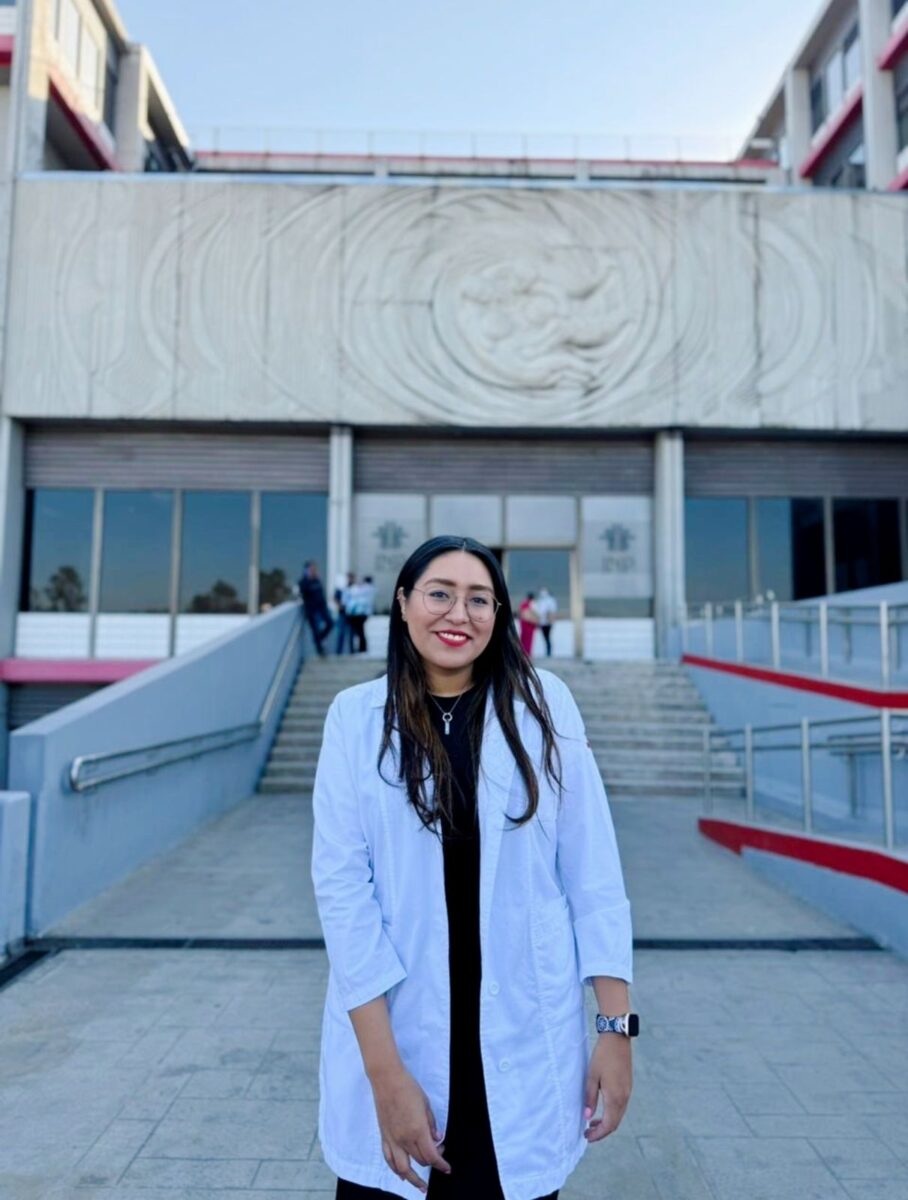 Dra. Karla Sánchez frente al Instituto Nacional de Pediatría